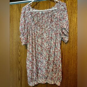 Women’s Maurices brand size 3 short sleeve multi colored flower pattern blouse.